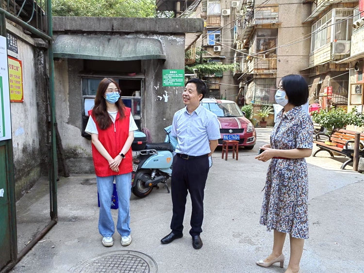 2022-0156-图1-看望慰问下沉社区党员.jpg