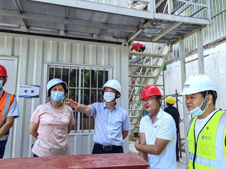 2022-0156-图1-检查青年公寓建设工作并慰问现场工作人员.jpg