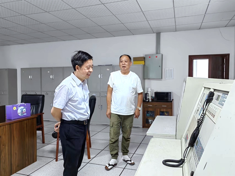 2022-0156-图3-检查后勤保障工作并慰问值班职工.jpg
