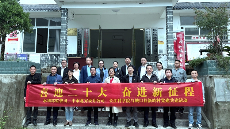 2022-0166图01—村委会前合影.jpg