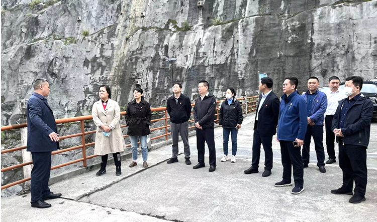 2022-0166图04—查看巴山水库大坝.png