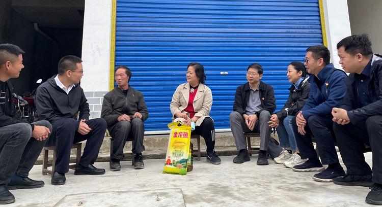 2022-0166图05—看望慰问脱贫党员群众代表.jpg